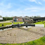 Exceptional Canal Side Apartment - Parking - Perry Barr